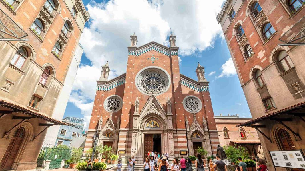 Beyoğlu'nun ismindeki "Bey" ve "Oğlu" Kim? - Resim: 9